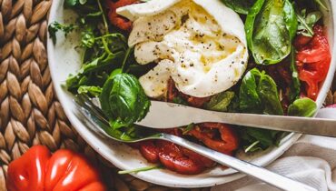 TUTTO’S Super Bowl mit Burrata und Balsamico-Dressing