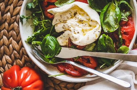 TUTTO’S Super Bowl mit Burrata und Balsamico-Dressing