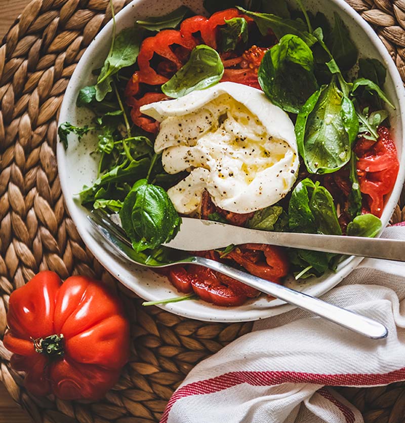 TUTTO’S Super Bowl mit Burrata und Balsamico-Dressing